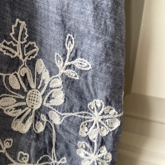 Cute embroidered chambray loose dress with pockets! Size XS - Picture 4 of 10